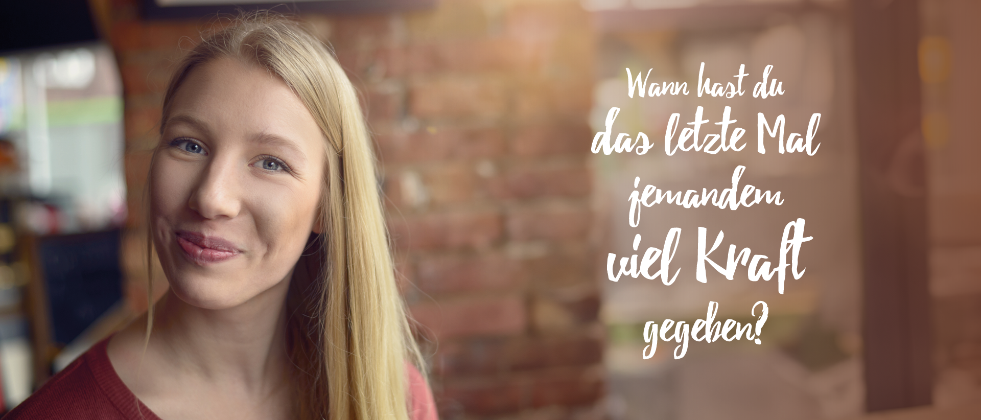 Junge Frau und Slogan: Wann hast du das letzte Mal jemandem viel Kraft gegeben? Junge Frau und Slogan: Wann hast du das letzte Mal jemandem viel Kraft gegeben?