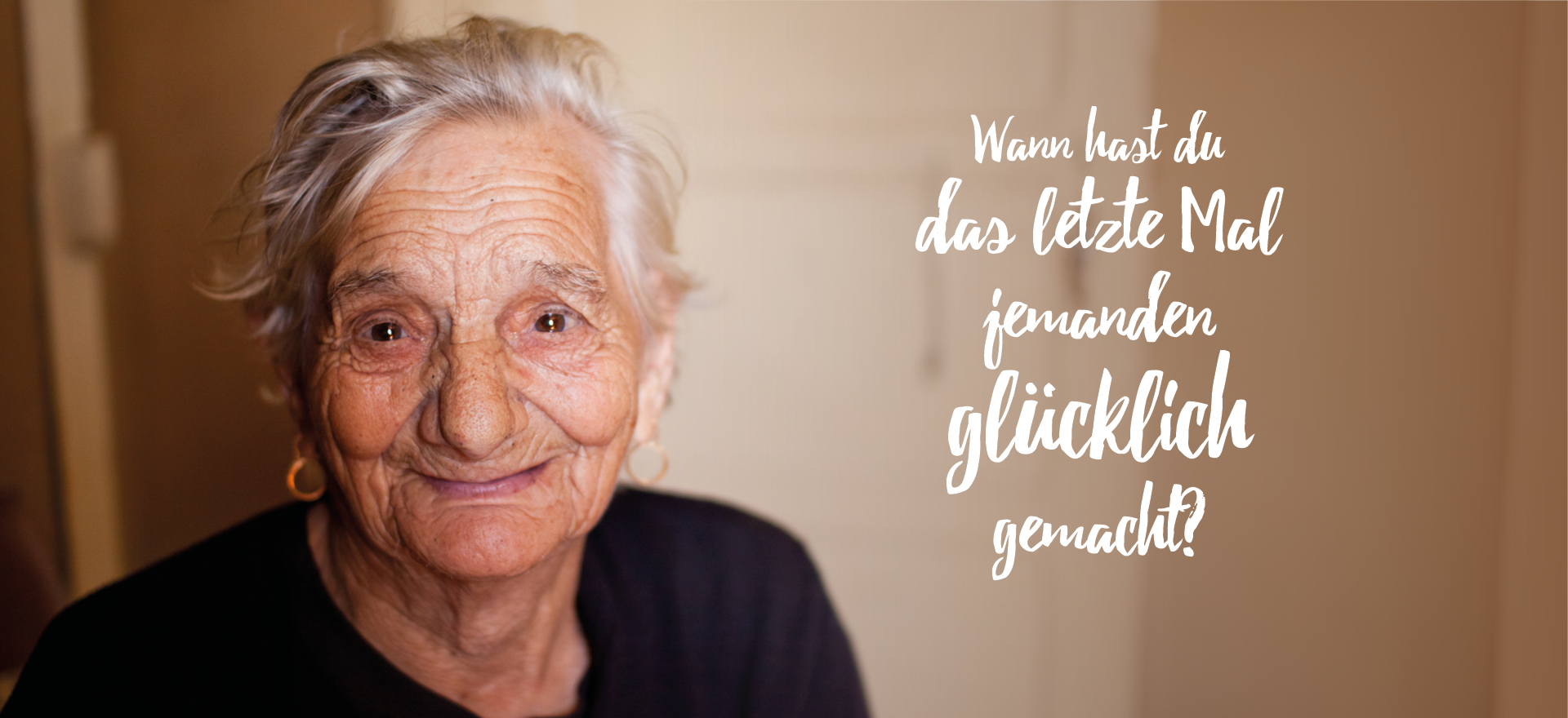 Alte Frau und Slogan: Wann hast du das letzte Mal jemanden richtig glücklich gemacht? Alte Frau und Slogan: Wann hast du das letzte Mal jemanden richtig glücklich gemacht?