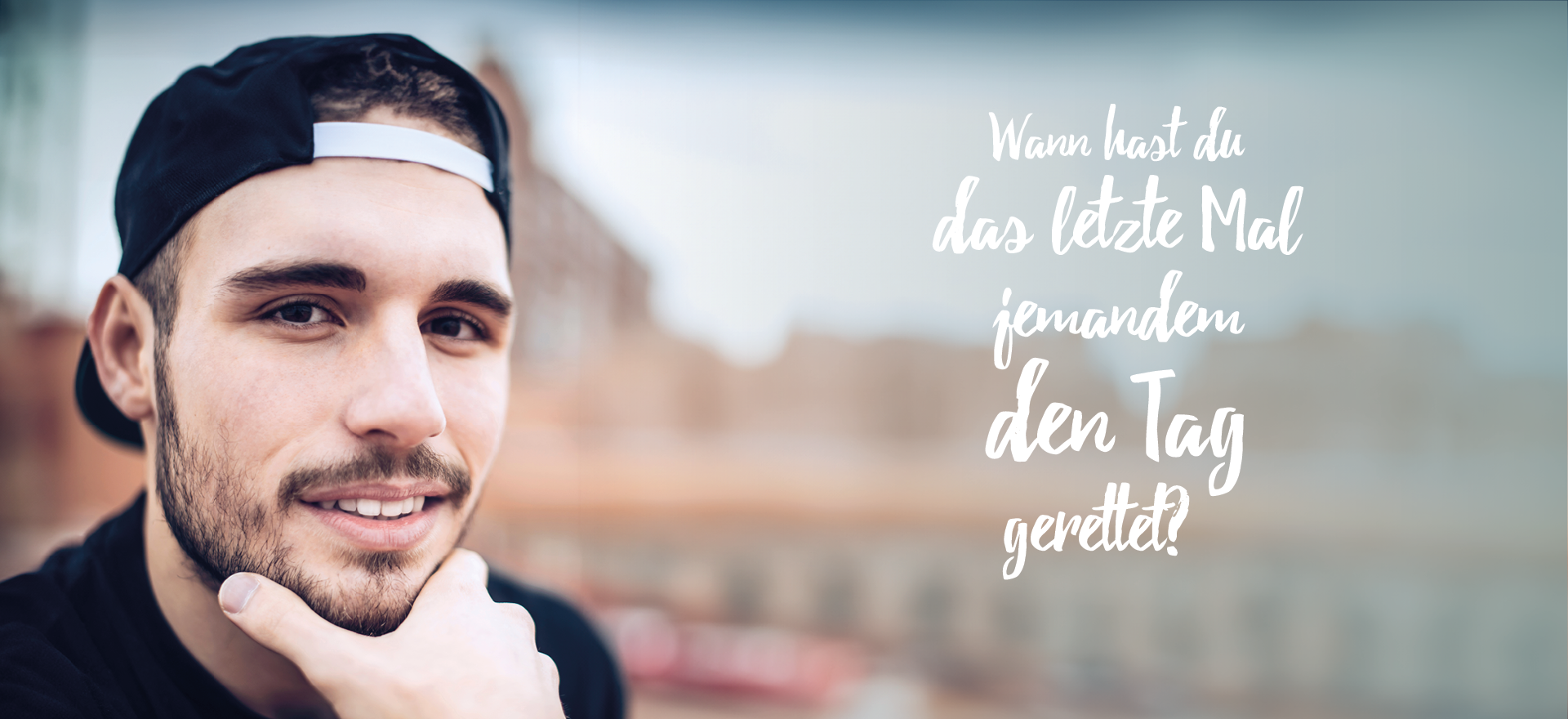 Junger Mann und Slogan: Wann hast du das letzte Mal jemandem den Tag gerettet? Junger Mann und Slogan: Wann hast du das letzte Mal jemandem den Tag gerettet?